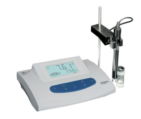 工業(yè)在線pH酸度計使用和維護： 1、 工業(yè)在線pH酸度計電極前端的保護瓶內(nèi)有適量3.3MKCL泡溶液，電極頭浸泡其中，以保持玻璃球泡和液接界的活化，測 量時旋松保護瓶，拔出電極，用去離子水洗凈即可使用。 2、 測量前，應(yīng)注意將玻璃泡內(nèi)的氣泡甩去，否則將造成測量誤差，測量時應(yīng)將電極在測試溶液中攪動后靜 止放置，以加速響應(yīng)。 3、 檢查接頭處是否干燥清潔，如有沾污，需用無水酒精擦洗干凈吹干后使用。 4、 建議采用二點法校準電極，通常先用PH 6.86緩沖液校定位，再用 PH4.01或PH9.18緩沖液確定斜率。 5、 用后將電極洗凈后插進保護瓶并旋緊瓶蓋，經(jīng)防止溶液滲出。 6、 電極應(yīng)定時清洗，若電極玻璃球泡與聚四氟乙烯環(huán)形液接界污染，可用下列試劑清洗。 a.表面活性劑清洗。 b.鈣沉淀物或金屬氫氧化物可用10%的稀鹽酸清洗。 c.硫化物沉淀可用10%的稀鹽酸清洗。 d.蛋白質(zhì)附著物可用10%的稀鹽酸和胃蛋白酶的混合物清洗。